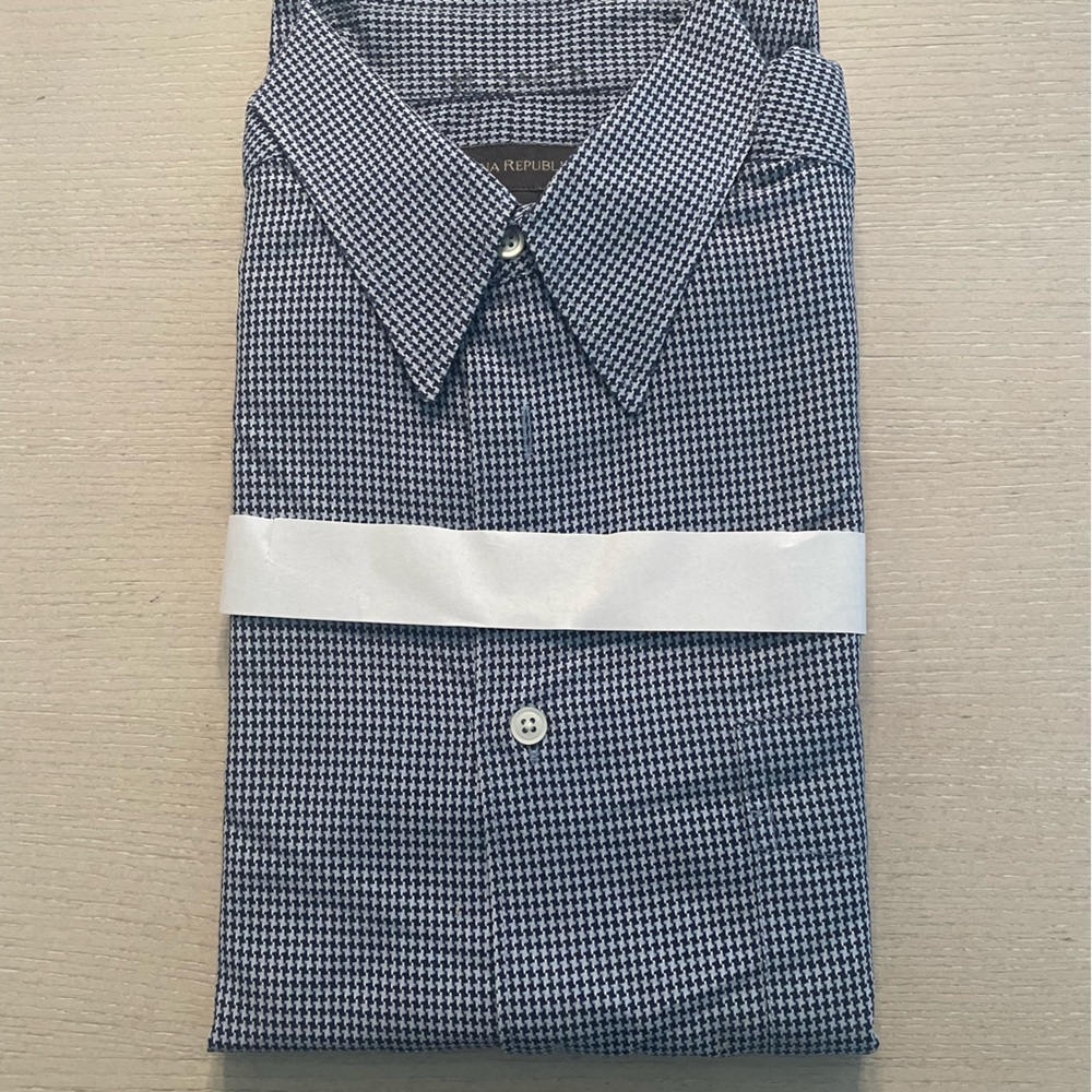 Banana Republic Button Down Shirt. 100% Cotton. Size Medium.